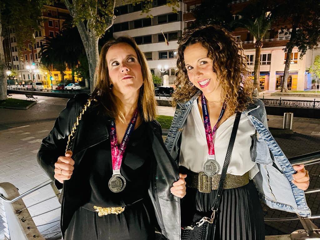 RunningwayTT's tweet photo. Las Supernenas (Inma y Lurdes) volvieron a disfrutar con un dorsal en su superficie favorita, el asfalto.
Fue el sábado en el @BilbaoMarathon https://t.co/i1NpGfBUQM