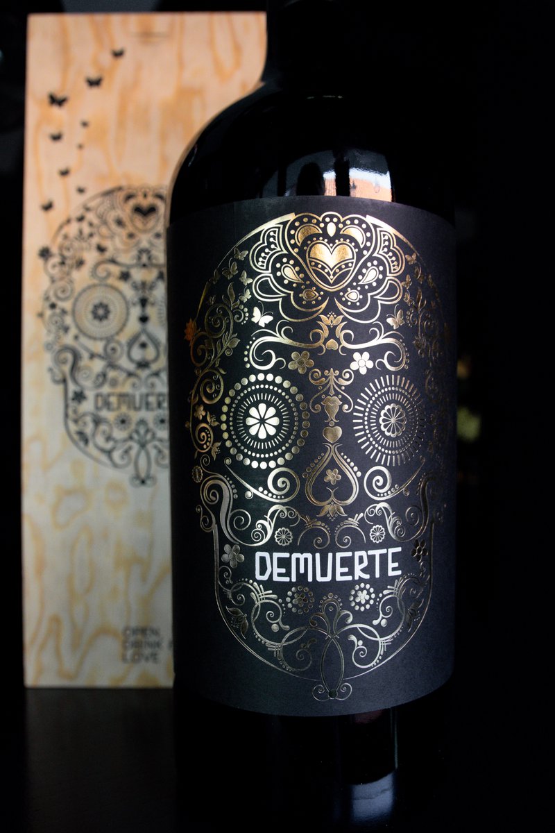 We created this one to turn any occasion into an exquisite one #demuertegold 🍷😎
.
.
📸 @jlvvisuals
#Demuerte #yecla #monastrell #winelover #winetasting #wineinstagram #wineoclock #vinotinto #vinosespañoles #skull #coolwine #packagingdesign #redwine #gold