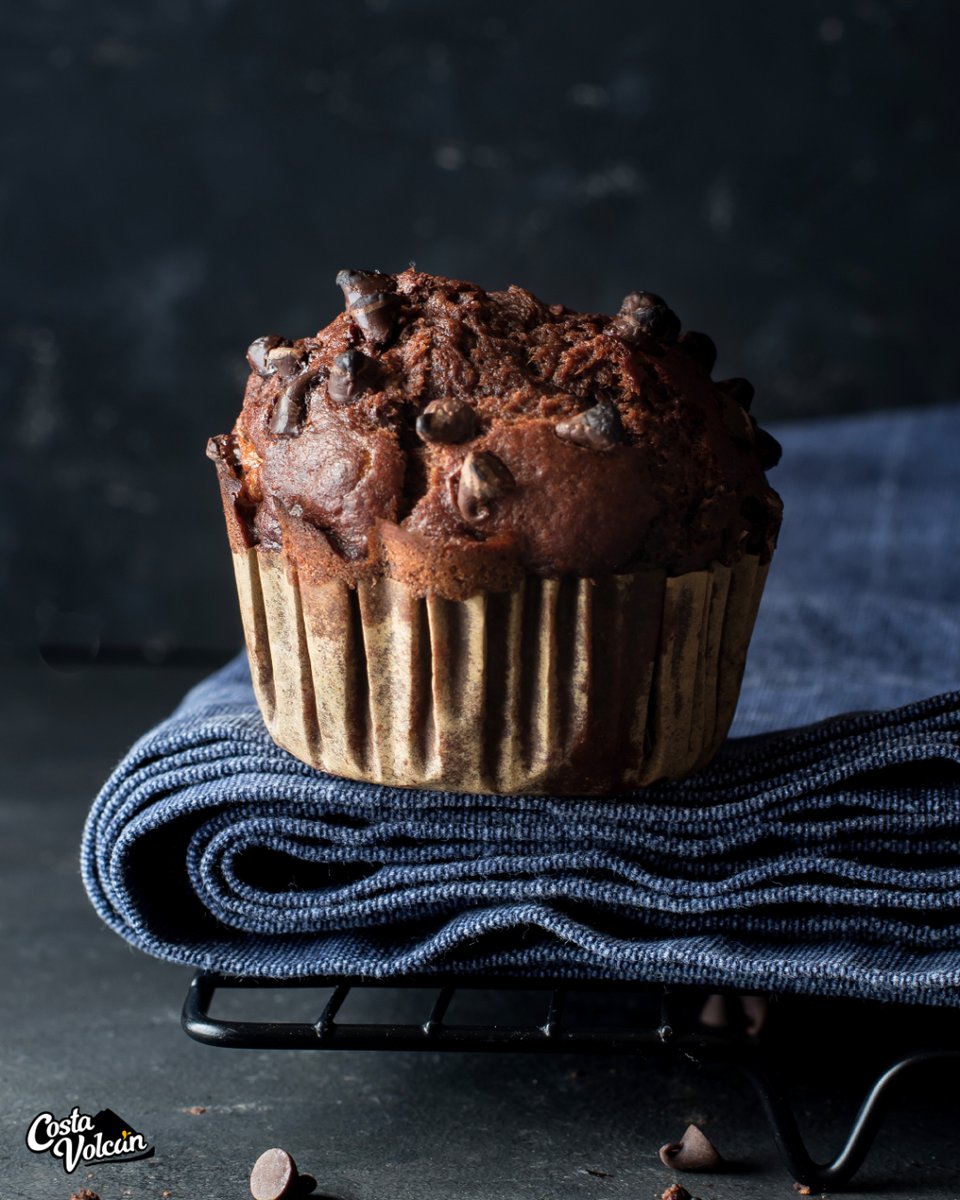 costavolcan's tweet photo. La combinación del plátano 🍌 y el chocolate 🍫 nos tiene enamorados, y los juntamos siempre que tenemos ocasión.
¿Qué te parecen unos muffins de chocolate y plátano con pepitas de chocolate?
🧁 ¡Vamos encendiendo el horno! 🧁
#costavolcan #chocolate #platano #muffins https://t.co/sRywDRBrUj