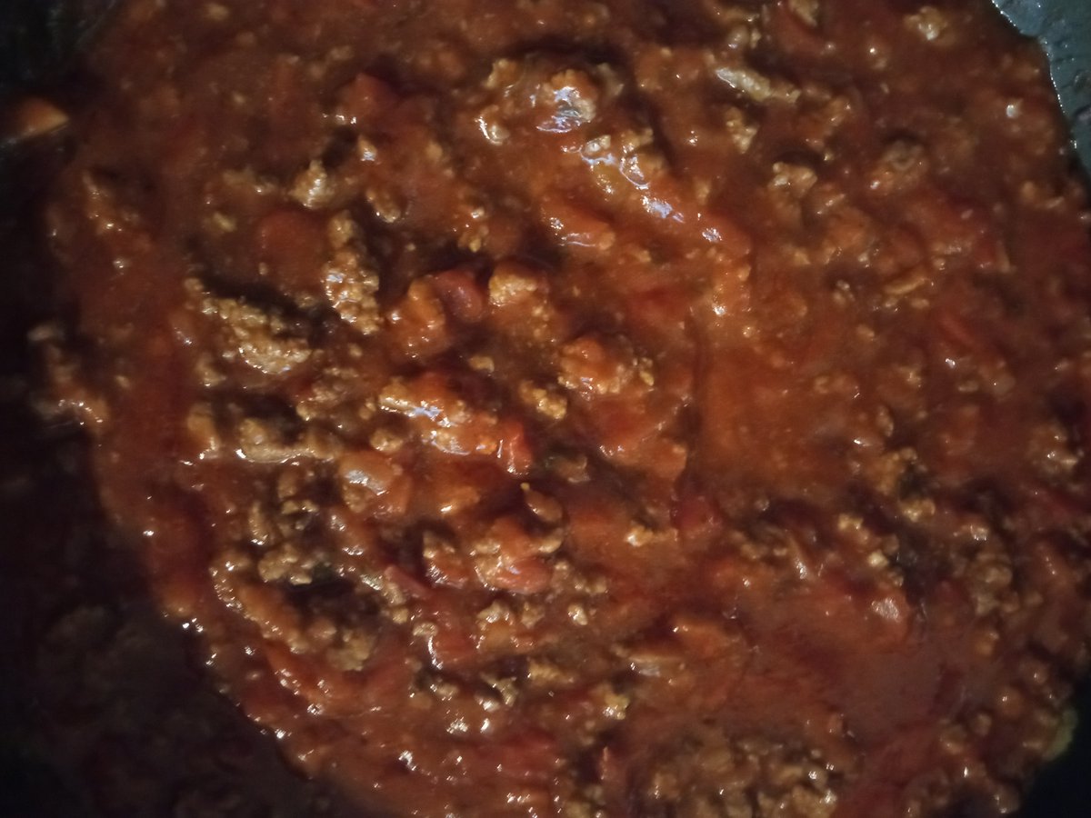 antivaris's tweet photo. @Jussi_Andelin @JaniKarkkainen @smlmkl @somemuija @IhanvaanMiika Spagetti bolognese,ja spagetti ilman ###keleen öljyä kiehumassa😃 https://t.co/DW5UEIllNd
