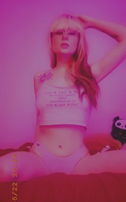 New pinned, check them out!   🔻Goes from FREE to less free ($5 no PPV)🔻  PH: https://t.co/s6foxnrt7P Fansly: