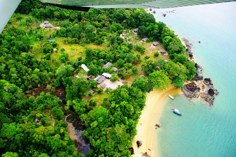 PioneerExp's tweet photo. The spectacular rainforest-covered peninsula on Madagascar’s northeast coast forms the backdrop for Masoala Forest Lodge.  A place to relax, explore and connect with the natural world in all its primordial splendour. A luxurious outpost lost in time and nature… https://t.co/wS2Egd81aG