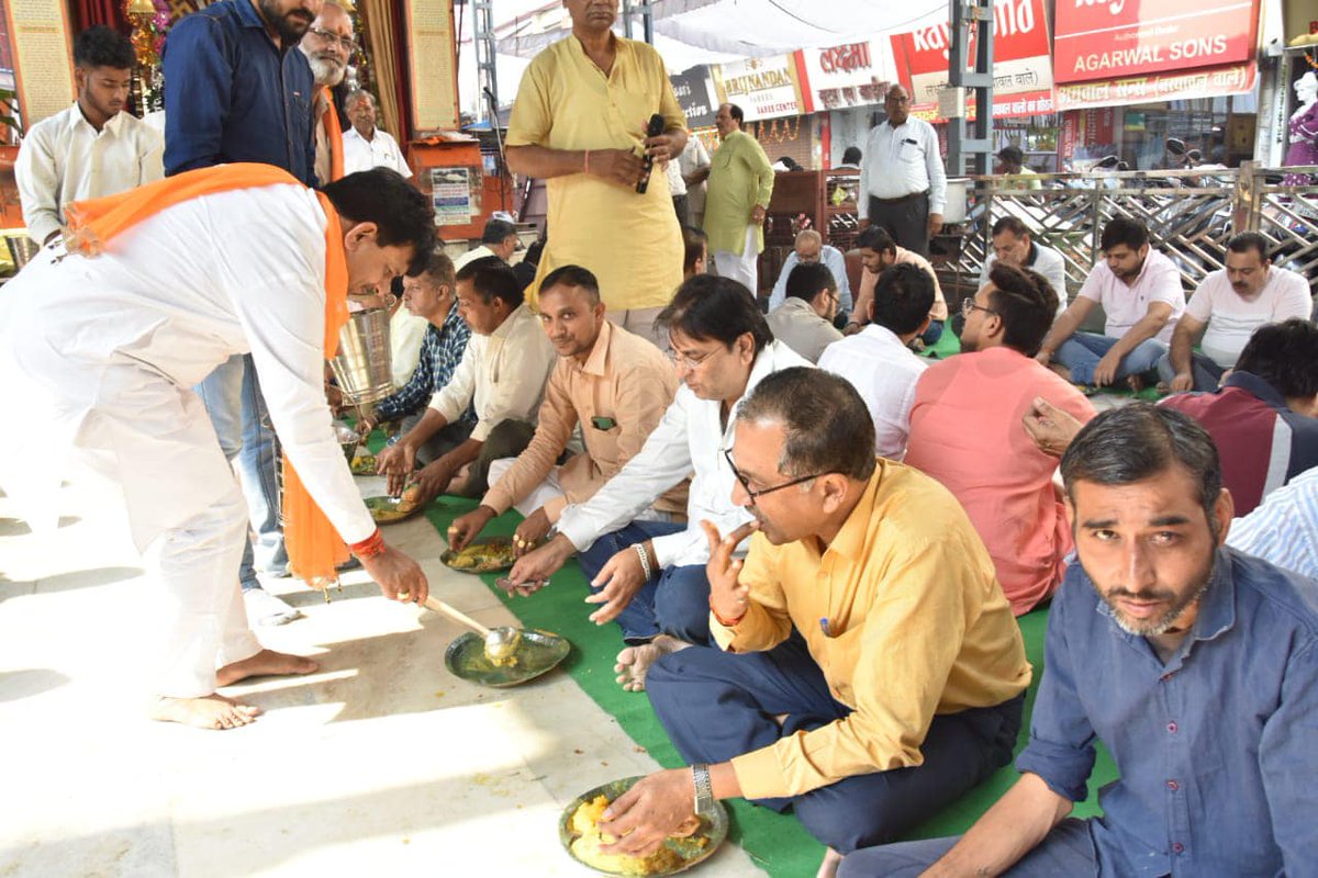 गौवंश संवर्धन एवं प्रकृति उपासना के पर्व 'गोवर्धन पूजा' एवं अन्नकूट महोत्सव के शुभ अवसर पर आज अपनी विधानसभा मुज़फ़्फ़रनगर में विभिन्न स्थानो पर पहुंचकर प्रसाद वितरित किया। आप सभी को बहुत-बहुत बधाई एवं शुभकामनाएँ॥