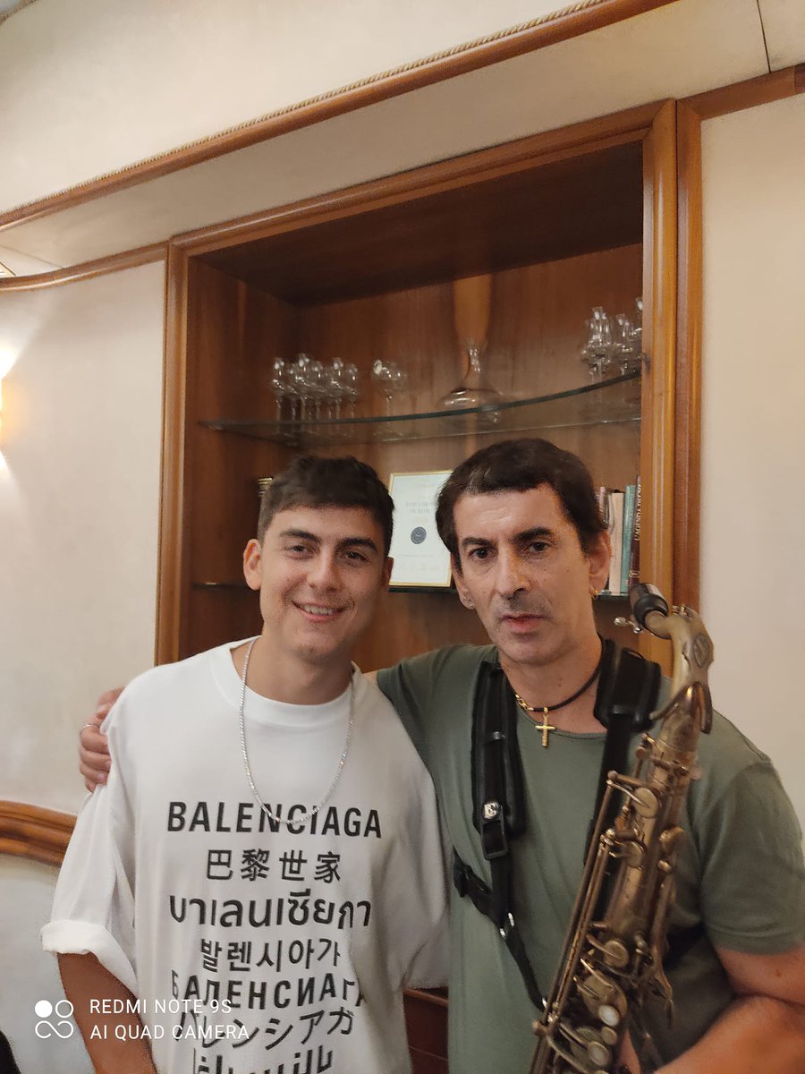 COL GRANDISSIMO PAULO  DYBALA IL CALCIATORE ARGENTINO  ATTUALMENTE CALCIATORE DELLA AS ROMA NELLO STORICO RISTORANTE STRATOSFERICO L' ISOLA D' ORO ROMA A TEMPO DI SAX 🤩🤩🤩🤩♥️♥️♥️🎷🍴