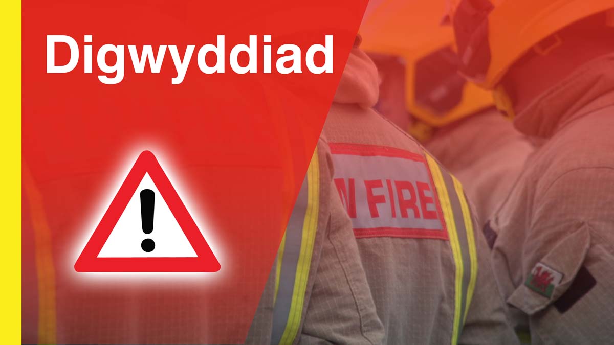 Rydym yn bresennol mewn gwrthdrawiad ffordd yn ymwneud â cherbyd nwyddau trwm yn cludo 6400 o ieir da byw ar yr #A5 yn Maerdy, Llangwm, Conwy. Mae'r ffordd wedi ei chau.