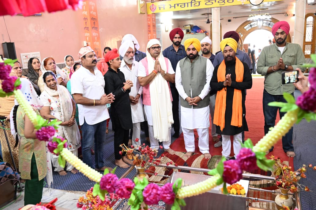 Tanwar_Indian's tweet photo. आज #आदमपुरउपचुनाव में चुनाव प्रचार व रोड शो के लिए पहुंचे पंजाब के सीएम @BhagwantMann जी के साथ गुरुद्वारा साहिब में माथा टेक कर प्रचार अभियान की शुरुआत की..

#MakeIndiaNo1

@ArvindKejriwal @AamAadmiParty https://t.co/WzRSdPJ2TA