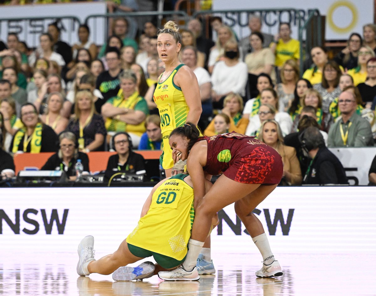 EnglandNetball's tweet photo. 💪 Physical battles
💣 Long bombs
✈️ Flying intercepts

This game has had it ALL! 🤯

It's 42-39 to the Australians going into the final quarter 🤏 https://t.co/m7VxlPlaFc
