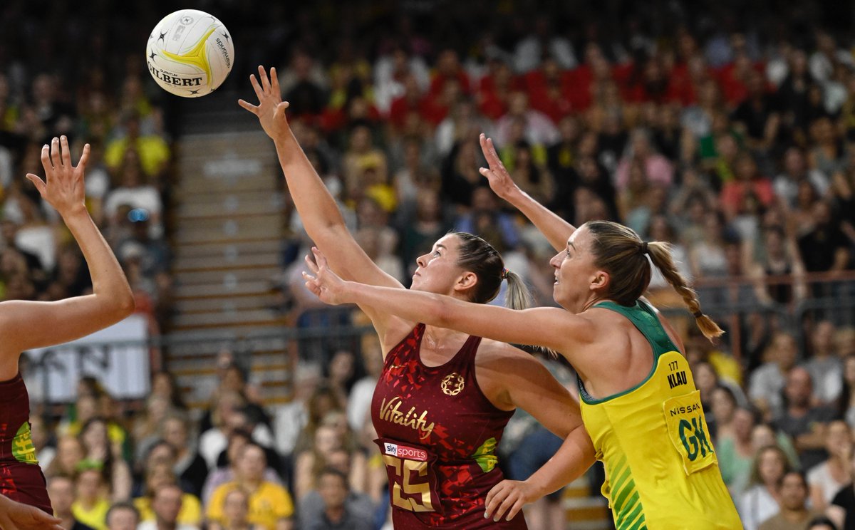 EnglandNetball's tweet photo. 💪 Physical battles
💣 Long bombs
✈️ Flying intercepts

This game has had it ALL! 🤯

It's 42-39 to the Australians going into the final quarter 🤏 https://t.co/m7VxlPlaFc