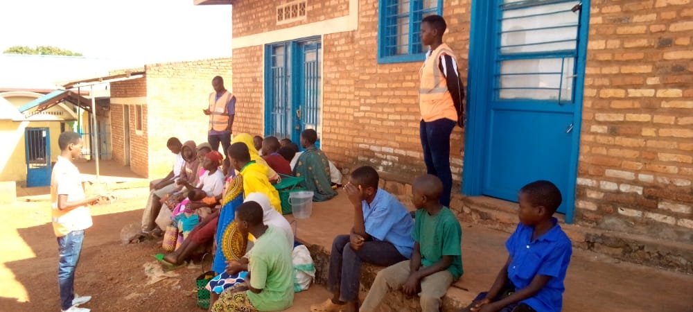 RutareRyvcp's tweet photo. None tariki 26/10/2022
Urubyiruko rw'abakorerabushake ba  @Rutare dufatanyije n'ubuyobozi twakoze ibikorwa bitandukanye
>Gushakisha abana bataye ishuri
>Ubukangurambaga mu kwirinda COVID-19 https://t.co/cQnFhMnUNJ