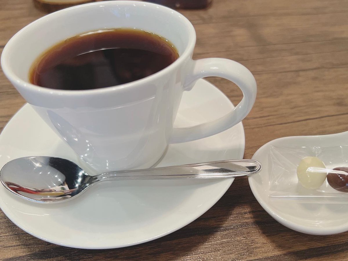 aru3aru3aru3's tweet photo. 東大阪は河内花園のカフェ、テルチェ(Telche)。温厚なマスターが営まれているお店です。 インドネシアのマンデリンをベースにしたブレンドはワインのような果実味のある香りで後味すっきり。フレンチトーストはメープルシロップたっぷり。マンゴースムージーも果実しっかり。
#テルチェ #Telche https://t.co/fHhk4mH9tn