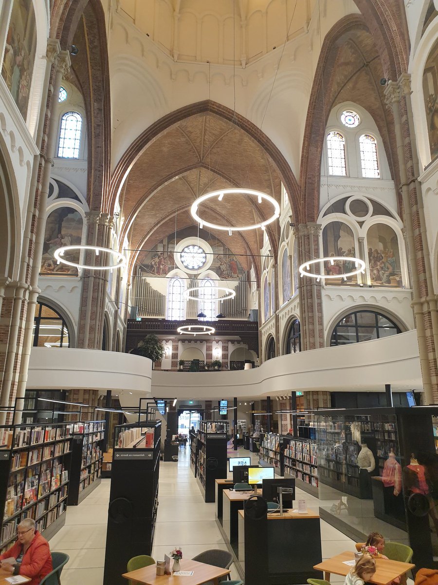 Alena_Beh's tweet photo. Eine alte Kirche wurde in Vught zu #dePetrus umgewandelt und ist nun ein tolles Kultur- und Begegnungszentrum #biinternational #studienreise https://t.co/lTqNJEA66K