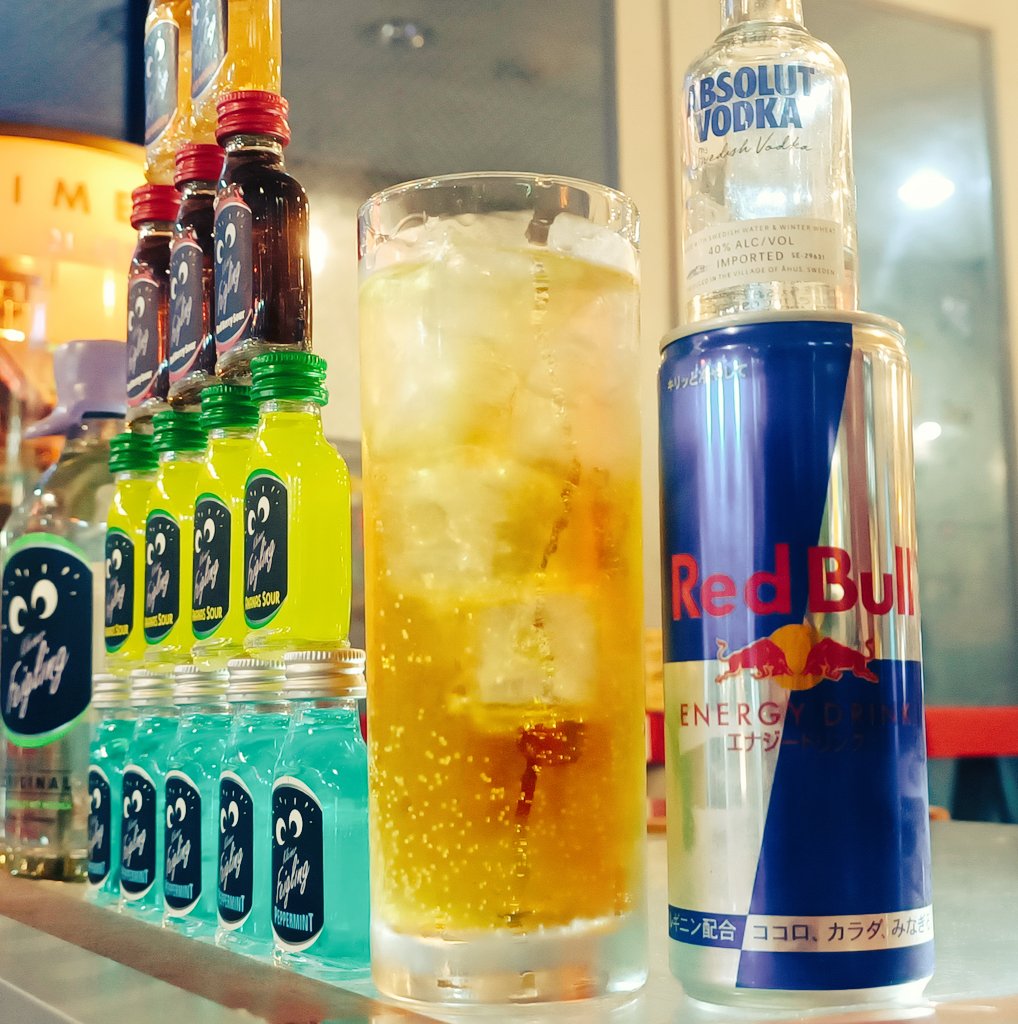 CafebarHybrid's tweet photo. こんばんは〜
最高にパリピな酒と言えば、、、
やっぱり【レッドブルウォッカ】じゃないですか？？🤔🍶🍷🍸
このカクテルは本当に飲みやすい！
なのでつい良いに気づかずに飲みすぎちゃうことも、、😅😅
飲みやすいお酒をお探しの方、是非お試しください😊✨ https://t.co/0T9Itp4IyH