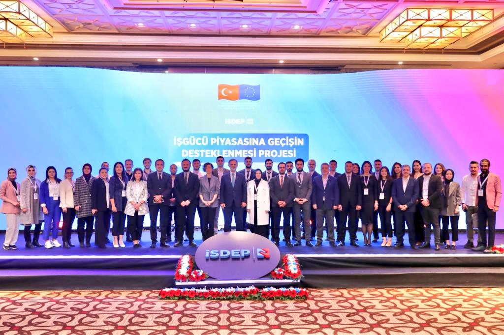 KizilayKurumsal's tweet photo. Bakanlığımızın koordinasyonunda
İŞKUR ve Kızılay iş birliğiyle yürütülecek, Dünya Bankasının aracı finansal kuruluş olarak yer aldığı projede faydalanıcıların işgücü piyasasına erişimlerin desteklenmesi sağlanacak. https://t.co/7iQJuokZAz