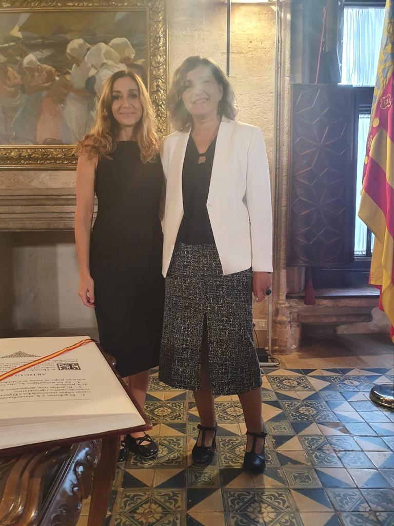 OfeliaGimeno's tweet photo. Enhorabona, @isauranavarro pel nou camí que encetes. Ha estat un plaer compartir amb tu l'  intens i dur treball en la gestió de la pandèmia i tant treball en #SalutPública. Has sigut i seguiràs siguent la meua referent https://t.co/g69fJj4RUC