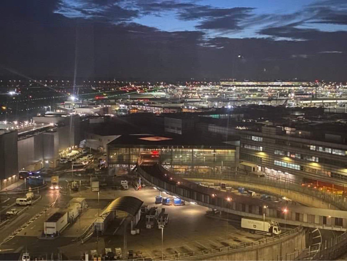 emmadavies538's tweet photo. @HGIHeathrowT2 thanks for an amazing stay with a brilliant room.
Our little plane spotter has had a brill time! All his photos will be on https://t.co/xyyRzpIYoL if you want a look! https://t.co/E064nmKJjM