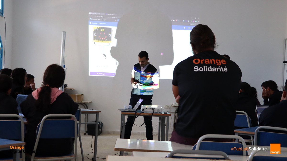 OrangeTN_Plus's tweet photo. Toujours engagés pour le développement du numérique dans les régions 💪🇹🇳 le #FablabSolidaire de l' #OrangeDigitalCenter organise une formation de #ROBOKID 🤖🧑💻 pour 47 élèves du collège internat la #Greenschool #WallahWeCan #Makthar, gouvernorat de #Siliana. https://t.co/nq090OUCy2