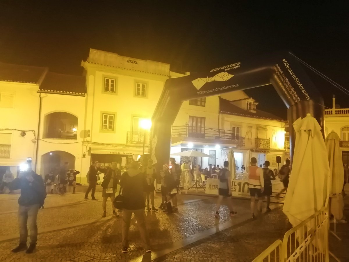 CarlosH85430696's tweet photo. O pórtico de partida dos 100 km da edição de 2022 do Trail Abrantes, na Praça Barão da Batalha, e fotografia acidentalmente tirada antes da partida dos atletas #atrp #itra #trail #trailrun #trailrunner #trailrunning #ultratrail #ultratrailrun #ultratrailrunner #ultratrailrunning https://t.co/vHMR4NUz2f