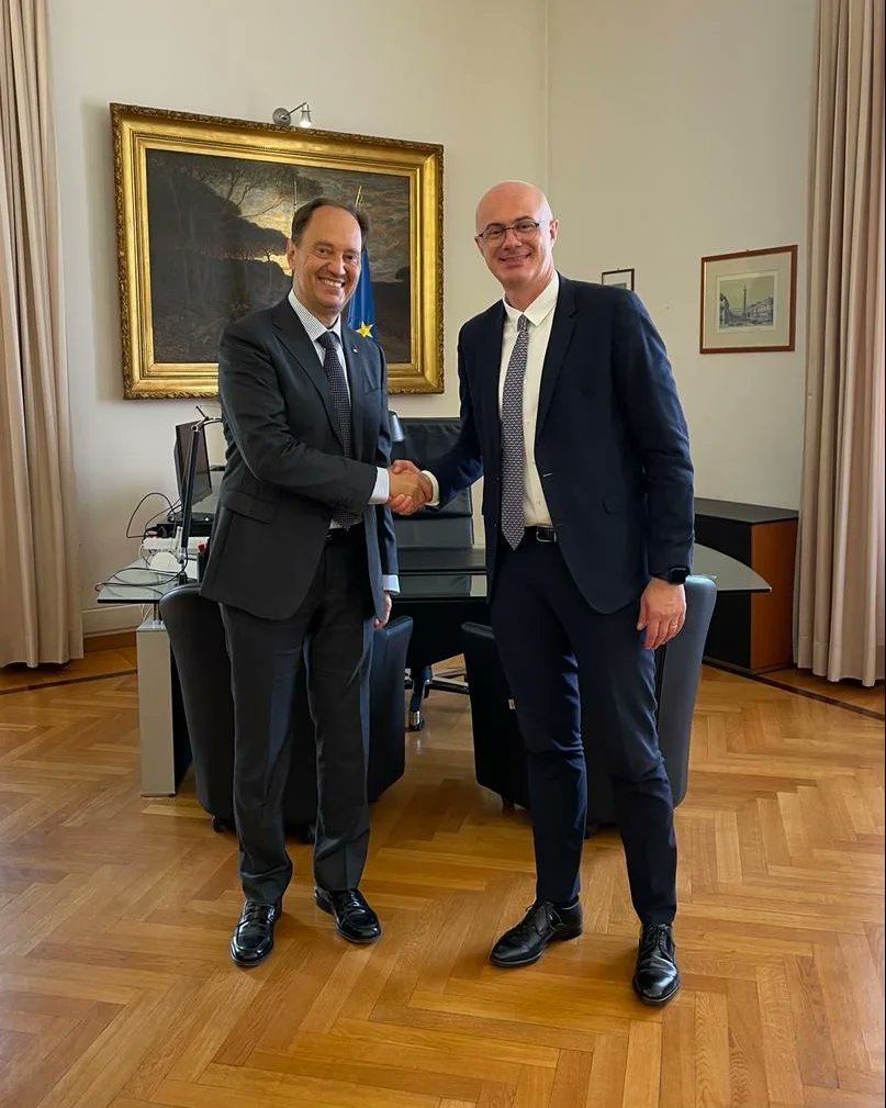 In questi giorni ho completato il passaggio di consegne con la Ministra alle Riforme Elisabetta Casellati, e con il Ministro ai Rapporti con il Parlamento 
Luca Ciriani. Abbiamo affrontato tutti i temi.. m.facebook.com/story.php