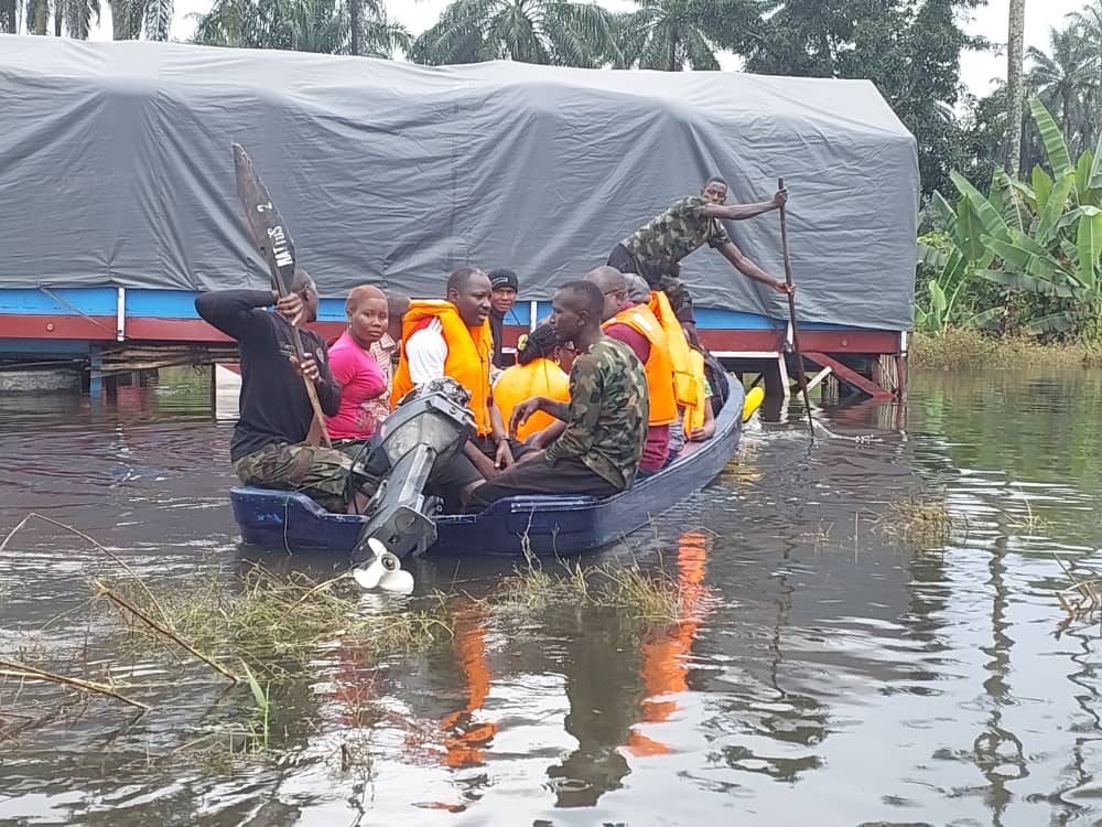 NigerianNavy's tweet photo. NIGERIAN NAVY HUMANITARIAN AND DISASTER RELIEF EFFORT: NIGERIAN NAVY SHIP SOROH AND PATHFINDER ONGOING ASSISTANCE TO CITIZENS STRANDED DUE TO THE RAVAGING FLOOD AROUND THE OKOGBE-IHIUKE-AHOADA AXIS ON EAST WEST ROAD FROM FRIDAY 14 OCTOBER TILL DATE https://t.co/Hp8Ja8AoPG