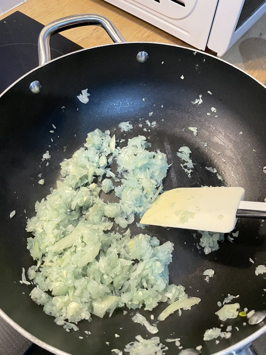 Estaba preparando una salsa. Pongo a freír la cebolla. Y se pone de color azul. Huele igual que siempre. Si hago la salsa con esta cebolla me vuelvo el hombre radioactivo?