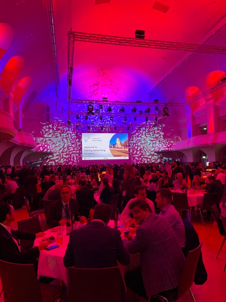 Evaluate tweet media