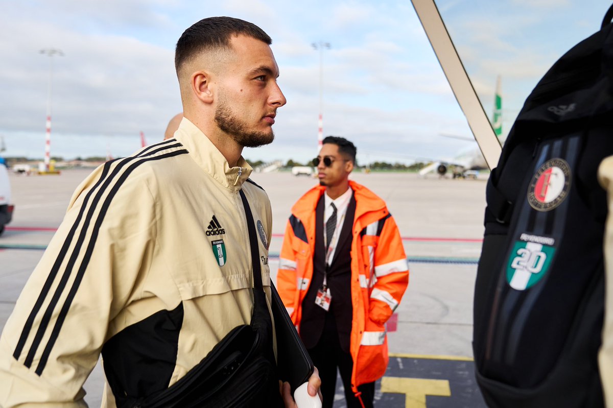 Have a safe flight, boys! 💺

#stufey • #UEL