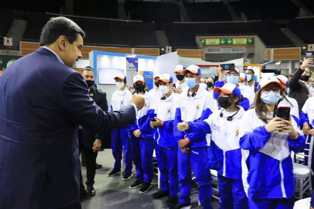 Pdte.Maduro hace el llamado a descolonizar las mentes, los sentires y pensares es uno de los retos más grandes 
El compromiso de descolonizar la educación,cultura,ciencia, y avanzar a una racionalidad que proteja y reproduzca la vida.

<a href="/Gabrielasjr/">Gabriela Jiménez</a>

#AvanzandoJuntoAlPueblo