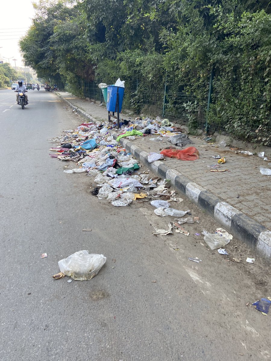 satyan77's tweet photo. @MunCorpGurugram I had shared my contact details via DM, no one contacted me, the heap of garbage is still there and increasing https://t.co/hwHyB31tHY