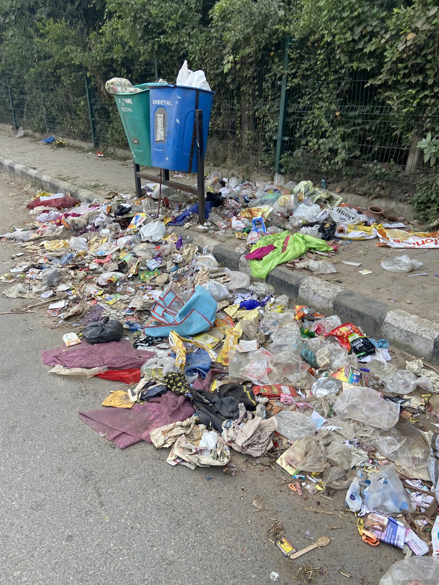 satyan77's tweet photo. @MunCorpGurugram I had shared my contact details via DM, no one contacted me, the heap of garbage is still there and increasing https://t.co/hwHyB31tHY