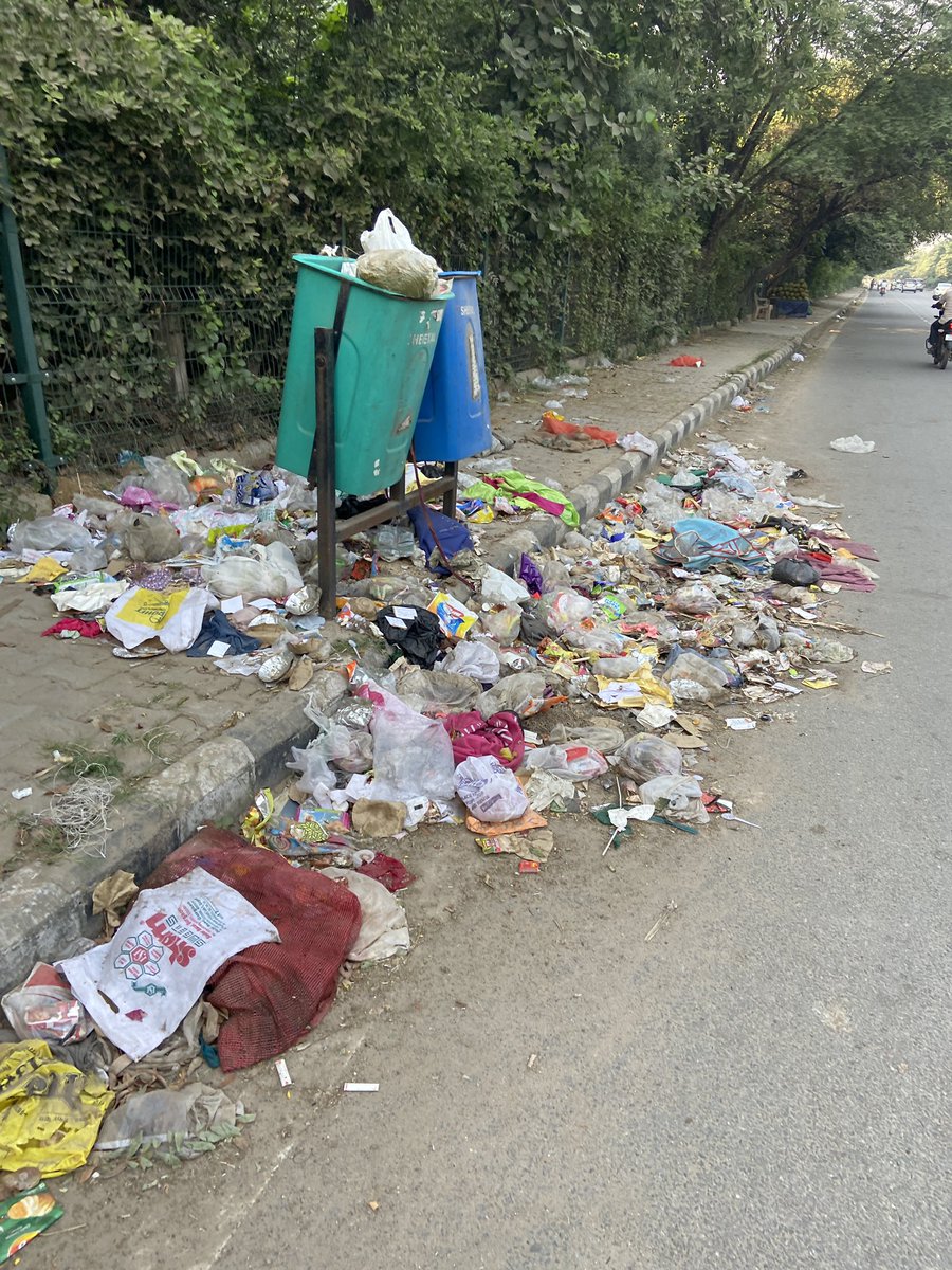 satyan77's tweet photo. @MunCorpGurugram I had shared my contact details via DM, no one contacted me, the heap of garbage is still there and increasing https://t.co/hwHyB31tHY