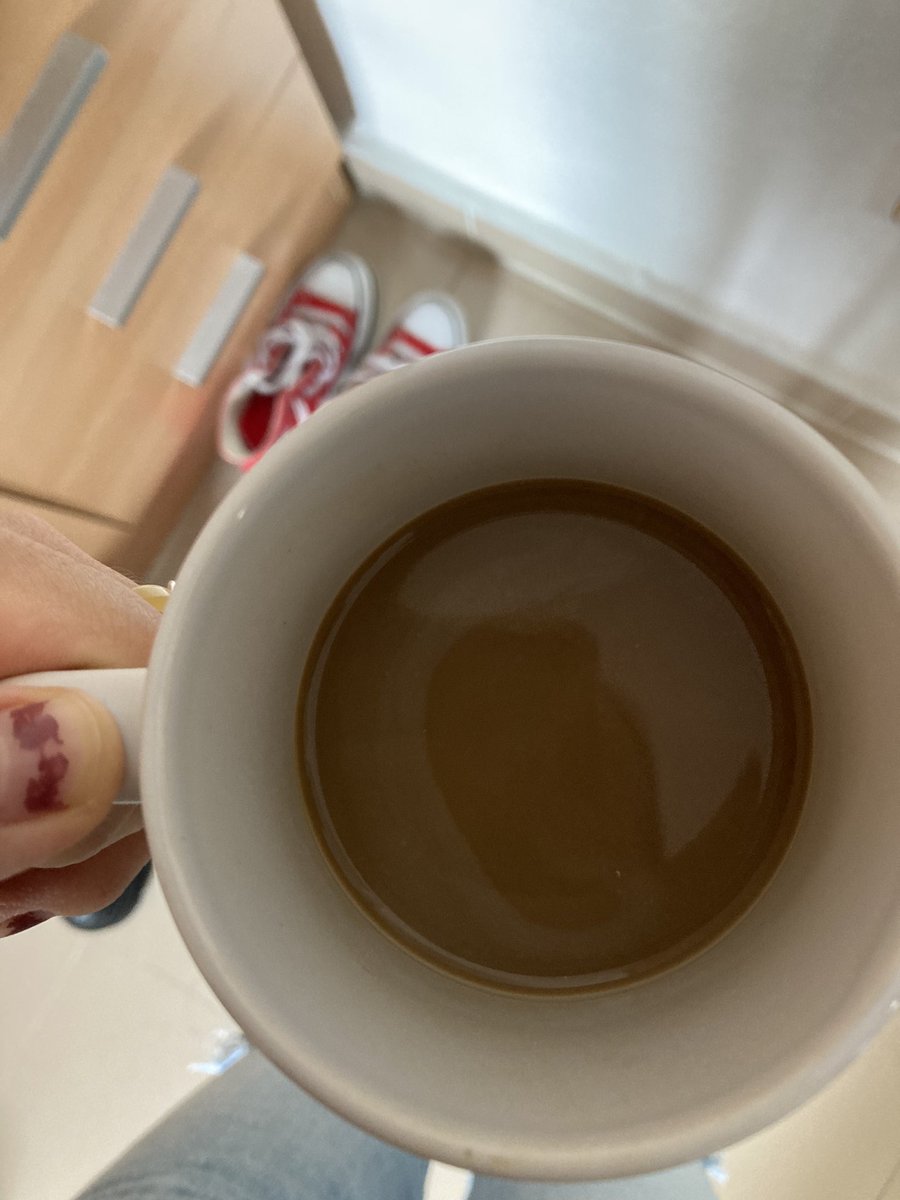 _sololuna_'s tweet photo. De pequeña mi madre iba siempre con la taza de café por la casa mientras hacía mil cosas más y al final siempre la perdía y la encontrábamos en alguna parte cuando llegábamos del cole, siempre entero.
Ayer llegué de clase y encontré mi café que había perdido, estaba entero. https://t.co/sCywhmszzO
