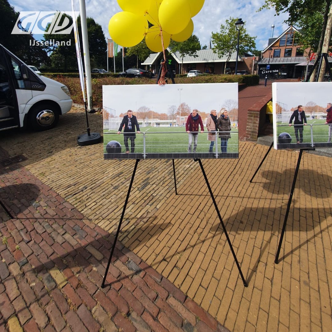 ggdijsselland's tweet photo. We reizen door de regio met de fototentoonstelling: Zelfmoord? Praat erover! Hiermee willen we het taboe op zelfdoding doorbreken. 

Op maandag 31 oktober staat de reizende fototentoonstelling van 13 tot 17 uur in #Ommen op het Carrouselplein. Zie ook https://t.co/9yxI0oq77I. https://t.co/Q69G5z9IVk