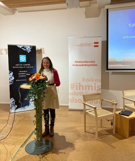 Nyt käynnistyy Ihmisoikeuskeskuksen, Arktisen keskuksen, PYVI:n ja U-Arctic-verkoston tilaisuus turvallisuus- ja ihmisoikeuskysymyksistä arktisella alueella. Tilaisuuden juontaa Arktisen keskuksen vieraileva tutkija Leena Heinämäki.

Seuraa verkossa👉blogi.eoppimispalvelut.fi/ulapland/