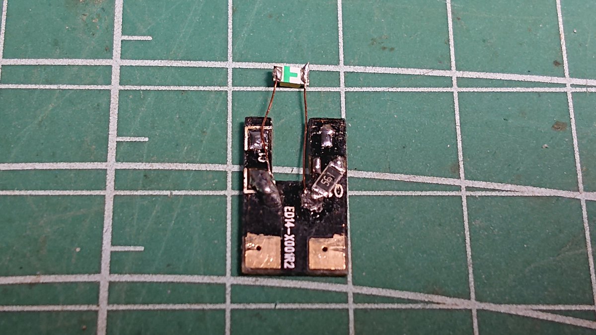 hagutetsu's tweet photo. 先ず動力ユニットをパッカーンしてライト基板を取り外し後、こんなもの作ってみました
#Nゲージ #鉄道模型 #MICROACE #マイクロエース #日本国有鉄道 #国鉄 #ED41 #電気機関車 #ライトユニット https://t.co/PQ6iRnKbS4