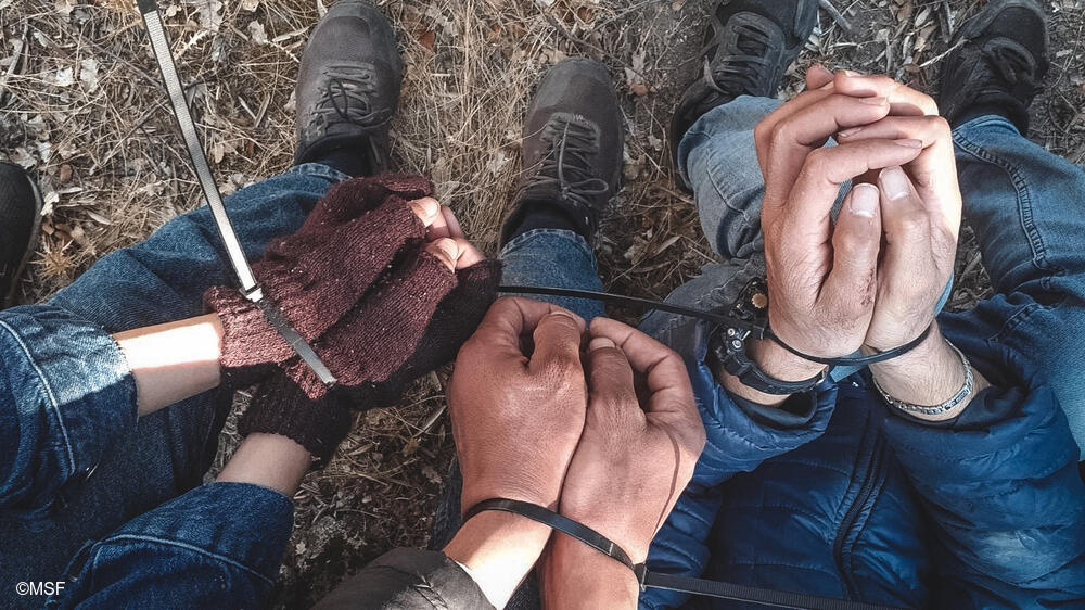 #Griechenland 🇬🇷 Vor 6 Tagen wurden unsere Teams auf der Insel #Lesbos zu einem Notfalleinsatz gerufen. Eine Gruppe Personen war auf der Insel angekommen &amp; benötigte medizinische Versorgung. Als unsere Teams eintrafen, fanden sie drei gefesselte Personen und vier Verletze vor.1/4