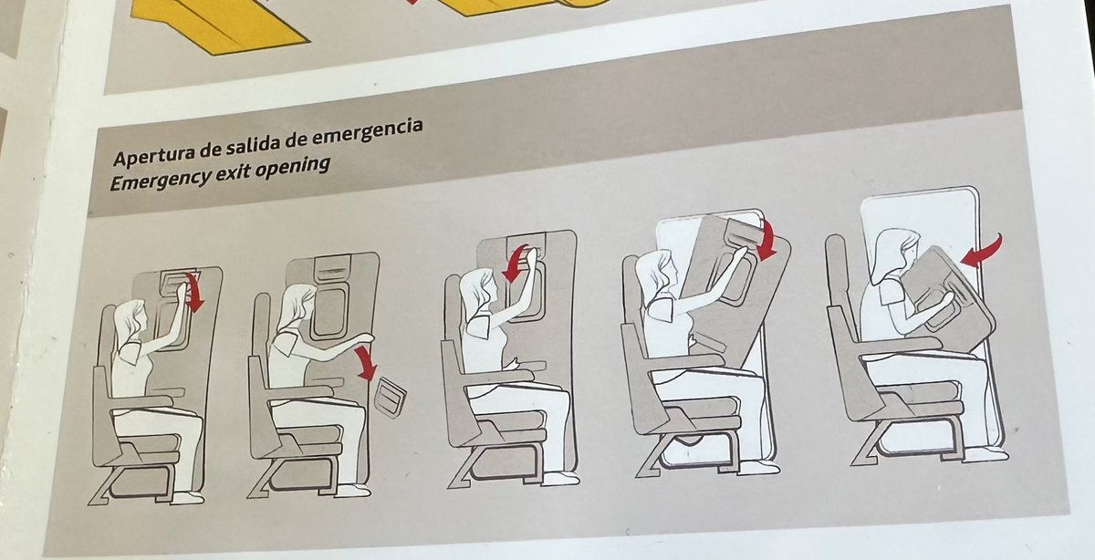 DanielFez's tweet photo. Al que le toque en la puerta de emergencia de un avión tiene que ser descendiente directo de Hulk para quitar la puerta con una mano mientras sigue en el asiento. https://t.co/YC179Q0RGL