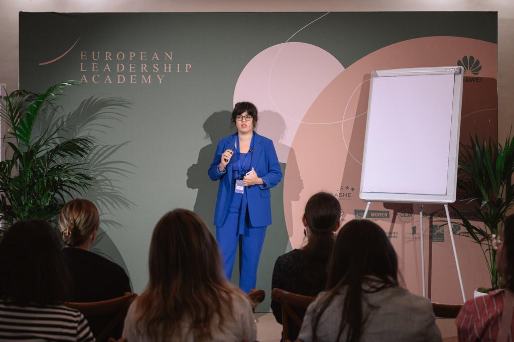 'History shows that those who have a burning desire to achieve remarkable things can do it, no matter their background or their location,' business coach for startups @AikateriniLiako tells #RuralChangeMakers during today's Masterclass. Even more so today, with the help of tech!