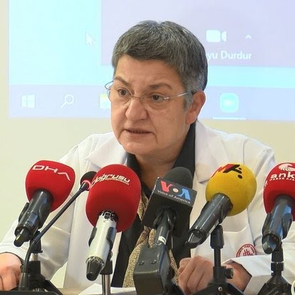 Devlet atını da itini de tanır.

Vakti geldi mi, atı nallamasını, iti bağlamasını iyi bilir.

TTB Başkanı Şebnem Korur Fincancı gözaltına alındı.