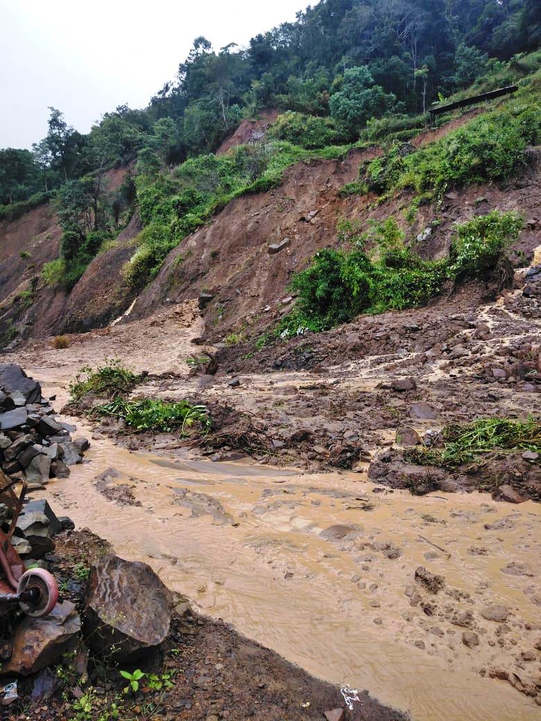 morungexpress05's tweet photo. The impact of #SitrangCyclone caused #landslides, uprooted trees, ripped off the rooftop of homes, and affected crops in many locations in #Nagaland on October 25.
https://t.co/VqEYSDO9vn https://t.co/XutWP6sN0Q