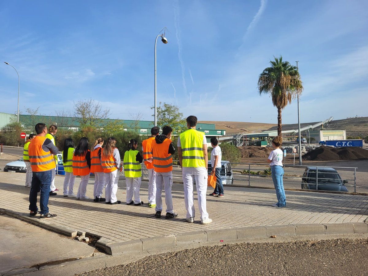 RosarioRodri's tweet photo. #sadecocordoba gracias por atender a los participantes del #ProgramaTandEM "Cuartel de la Victoria" @guacivilCordoba @empleo_SEPE #competenciasverdes en el Complejo Medioambiental de #Cordobaesp #PlandeRecuperacion https://t.co/VDifiKq42n