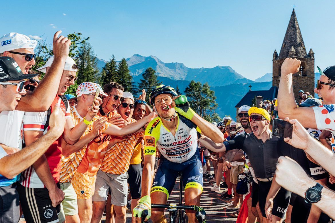 Taco van der Hoorn drinks a beer while climbing Alpe d'Huez in the Tour de France 🍺

📸 Incredible photo by <a href="/therussellellis/">Russ Ellis</a>