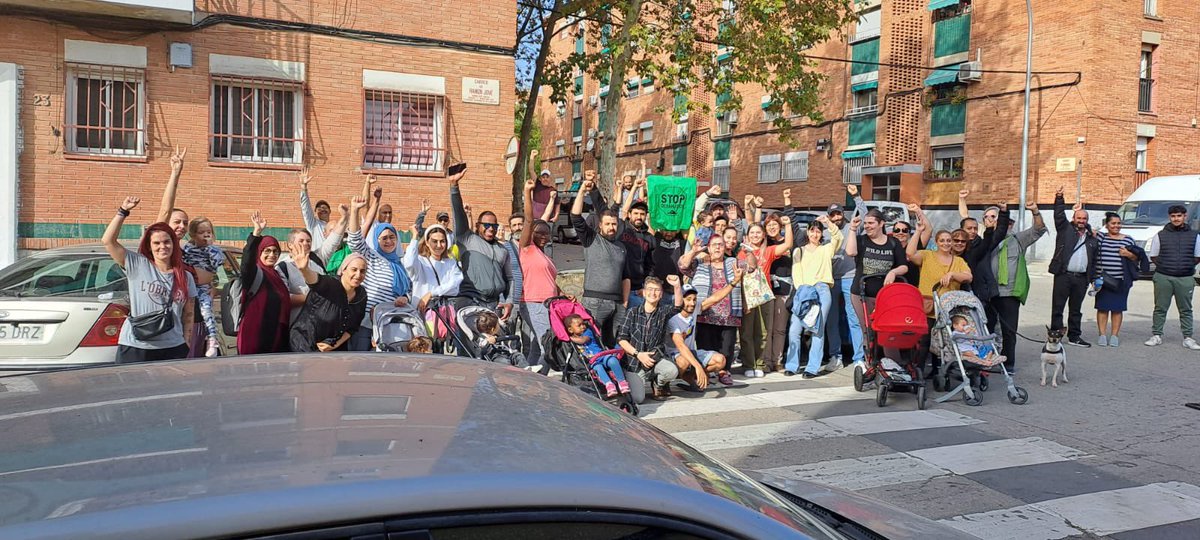 PAHC_Sabadell's tweet photo. Avui teniem dos desnonaments a #Sabadell 
Un de les companyes de @llogateresSBD i un altre de la nostra assemblea

Hem aconseguit que s’aturin i les famílies puguin continuar a casa seva, exigint solucions que s’adeqüin a les seves necessitats

Juntes podem amb tot!

#SiSePuede https://t.co/A37YYJRoaX