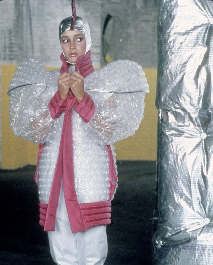 cosmicalbee's tweet photo. Of all that Iโve missed being away for a while, my fav is the passing of time from bubble wrap era to cling film era. Excited itโs a wrap for S3 and canโt wait to see it so sooon ๐โค๏ธ !!! #JenniferBeals #TLWGQ #Wrapped #18thNov https://t.co/Nj6Ion28Rj
