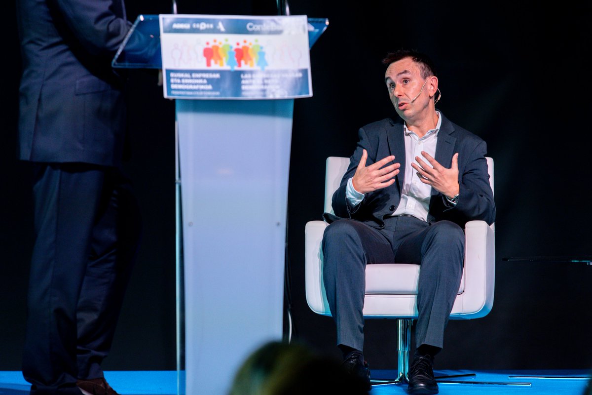 energigune_brta's tweet photo. 🎙Este pasado lunes,nuestro Dir. del área de #Personas,@AAzpeleta,participó junto a representantes de @bbvait_es &amp; Grupo Bellota en una jornada muy enriquecedora💯.
En ella,expuso las claves de CIC @energigune_brta para atraer y mantener #talento local e internacional✅. https://t.co/eZKNaTOamH