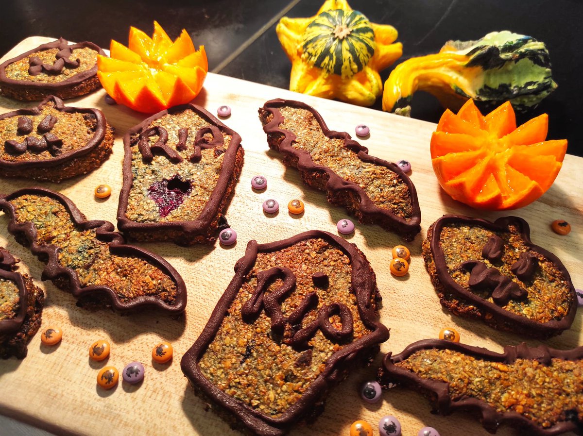 qcafecompany's tweet photo. Boo! Feeling Spooky with Homemade Flapjacks! 🎃🎃#halloween #trickortreat #healthy #food https://t.co/x9XBVnaHOv