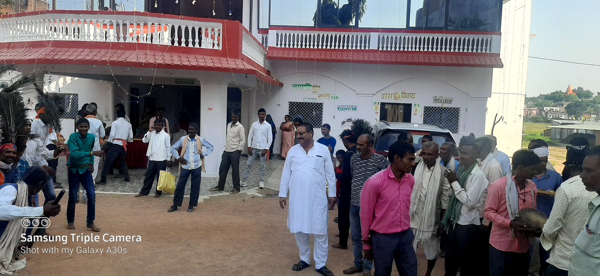 मोनिया छतरपुर पहरा हाउस डीलमणि सिंह बब्बू राजा पूर्व मंडी अध्यक्ष के यहां.