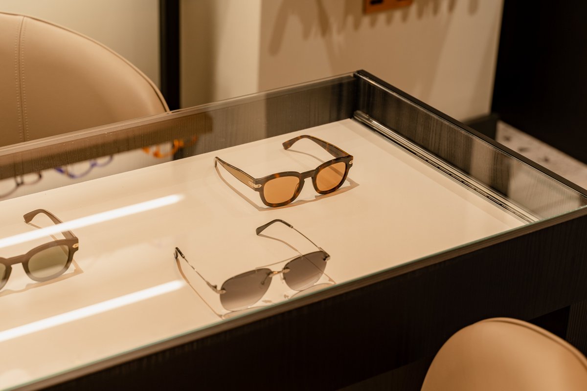 Mewscraft's tweet photo. Introducing our latest case study: Standish Styling Opticians! ⭐️
@Mewscraft recently completed this stunning design for the new Optical practice in Standish.
👇  👇  👇
https://t.co/ejiavPP35Y 

#interiordesign #opticalshop #retaildesign #opticaldisplays #design #aesthetic https://t.co/t2E1KmJT5F