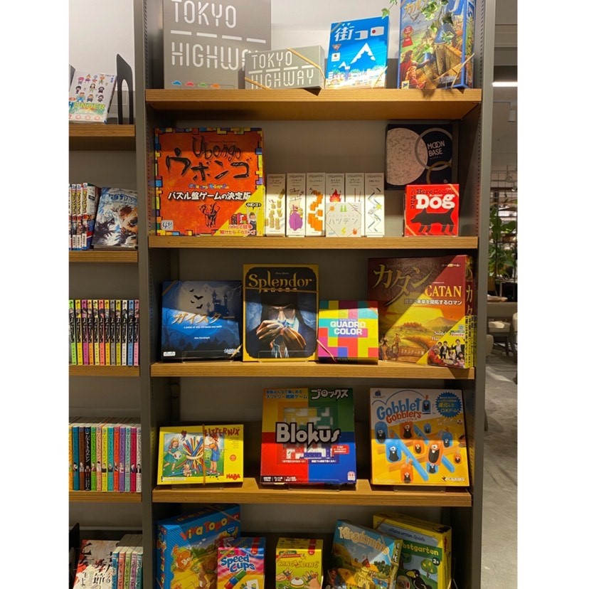 #TSUTAYA の #sharelounge で
      友達と #ボドゲ 🧩🎲しませんか❓

時間制のカフェ「TSUTAYA sharelounge 川崎駅前店」です☺️
この度、店内で #ボードゲーム を遊べるようになりました‼️

多数のボードゲームをご用意しております😁
皆様のご来店お待ちしています！