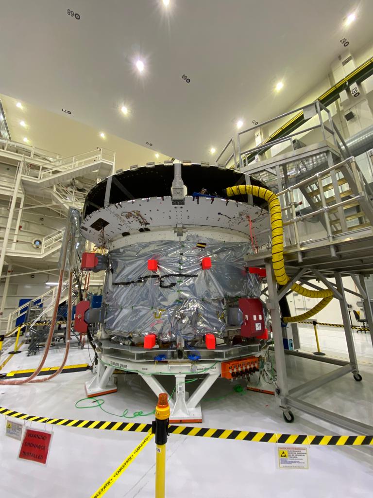 While #OrionESM-1 orbits the #Moon to test its system during the #Artemis I mission planned for 🚀 in a few weeks, ESM-2 will undergo test campaigns on the crew module interfaces & overall system integrity for the 1st crewed Moon-mission planned for 2024 🔗airbus.com/en/newsroom/st…