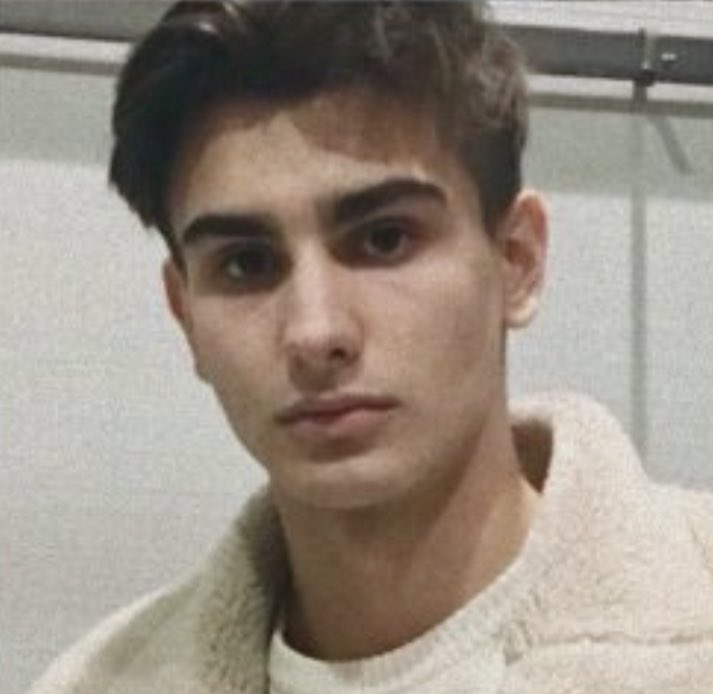 Ростислав Карелин, студент из РФ, написал антивоенный пост. За это его отчислили и затравили. 6 октября он покончил с собой. Девушка, написавшая на него донос, прокомментировала его смерть так:«Зато в академии стало легче дышать!»

Обыкновенный фашизм из страны победившего ГУЛАГа